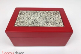 Red lacquer box with stone lid 